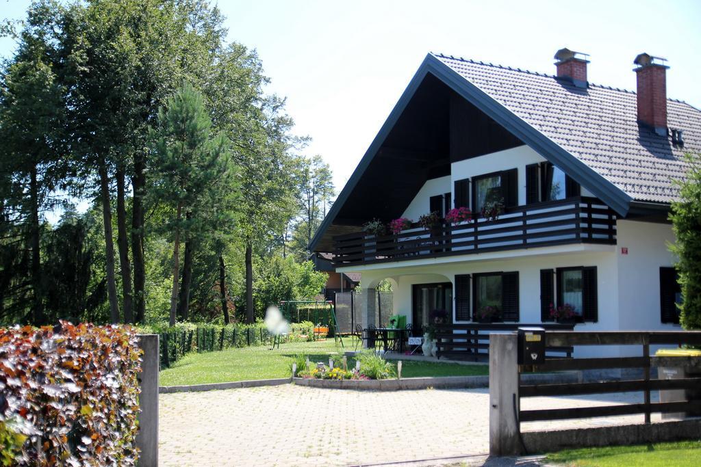 Lake House Apartment Medvode Esterno foto
